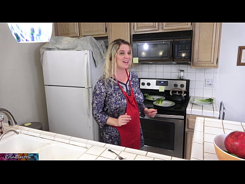 ❤️ A madrasta a ordenhá-lo na cozinha antes do seu encontro ❤️ Porno russo em pt.bestsexporno.ru ﹏