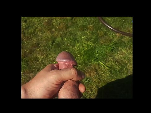 ❤️ A boazona fica com a rata rosa fodida e ejacula com um esguicho num jardim de Verão ❤️ Porno russo em pt.bestsexporno.ru ﹏