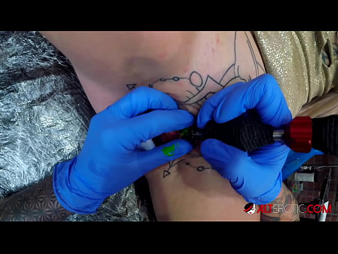 ❤️ Extremamente tatuada, a brasa Sully Savage fez uma tatuagem no seu clítoris ❤️ Porno russo em pt.bestsexporno.ru ﹏